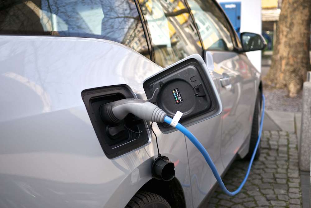 Borne de recharge pour véhicule hybride et électrique